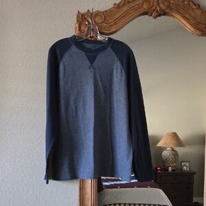 Eddie Bauer Men's Blue and Dark Blue Crew Neck Shirt
